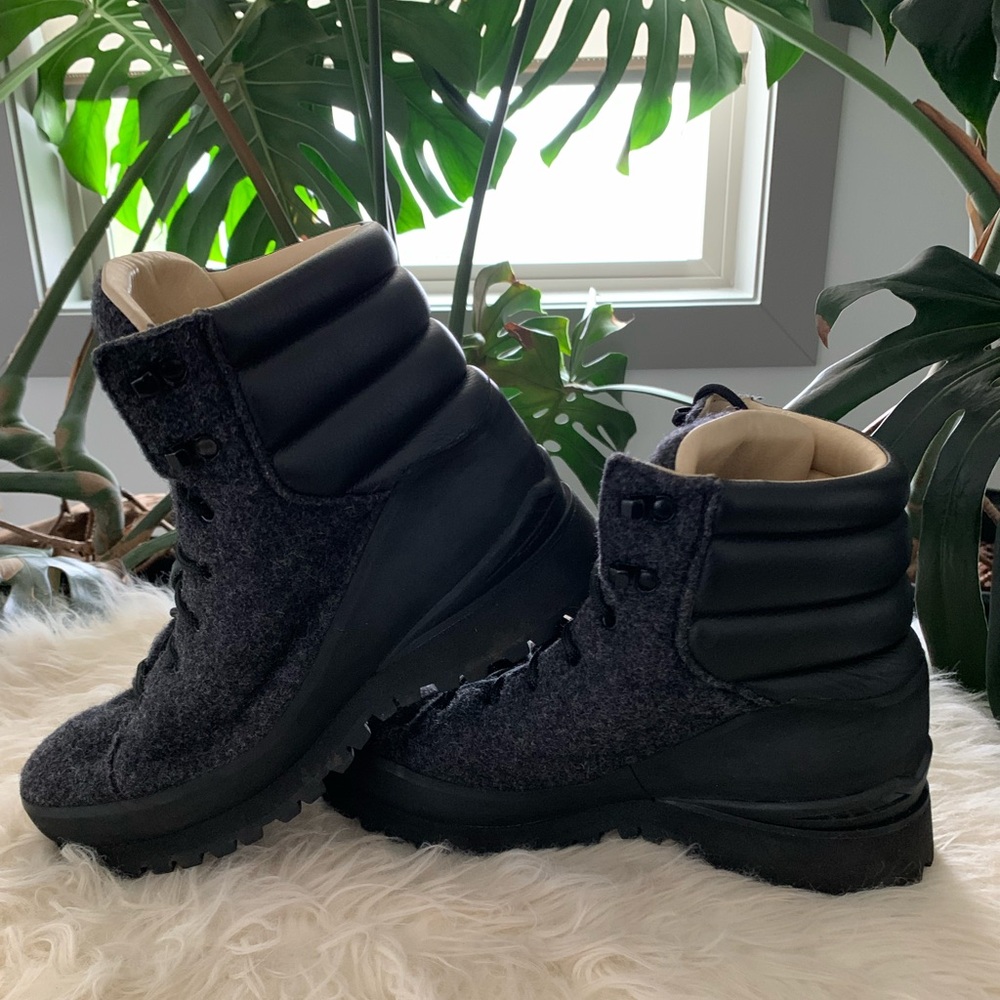 The North Face Women’s Wool Snow Boots size 9